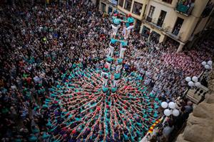 Els Castellers de Vilafranca descarreguen el 4 de 10 amb folre i manilles en un Tots Sants passat per aigua