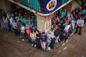 Els Castellers de Vilafranca descarreguen el 4 de 10 amb folre i manilles en un Tots Sants passat per aigua