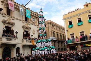 Els Castellers de Vilafranca descarreguen el 4 de 10 amb folre i manilles en un Tots Sants passat per aigua