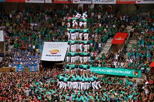 Els Castellers de Vilafranca encarrilen el Concurs de Castells coronant el 9 de 9 amb folre. ACN