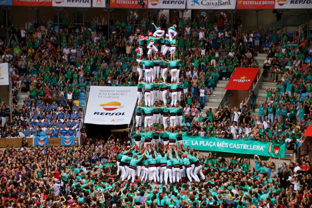 Els Castellers de Vilafranca encarrilen el Concurs de Castells coronant el 9 de 9 amb folre. ACN