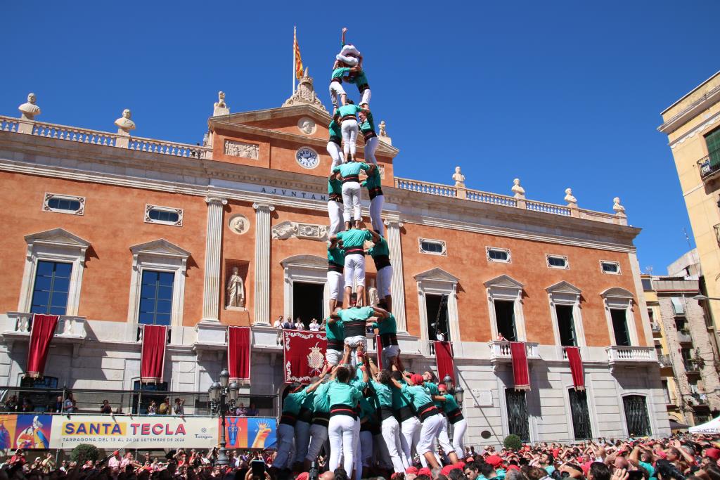 Els Castellers de Vilafranca han descarregat el 4 de 9 amb l'agulla, el 9 de 8 i el pilar de 8. ACN