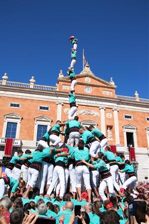 Els Castellers de Vilafranca han descarregat el 4 de 9 amb l'agulla, el 9 de 8 i el pilar de 8