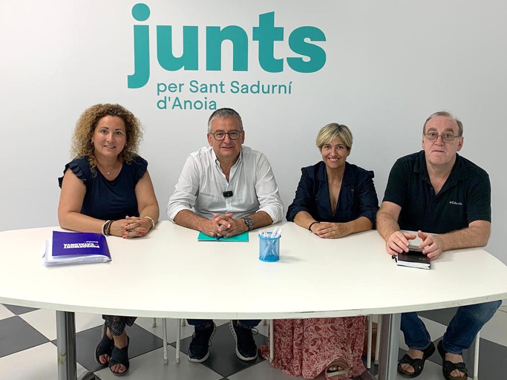 Els quatre regidors de Junts a l’Ajuntament de Sant Sadurní en roda de premsa. Eix