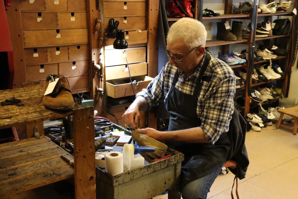 En Jordi Blasco repara unes sabates al seu taller d'Igualada. ACN