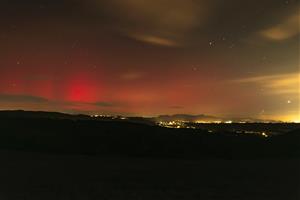 Espectacular cel aquesta nit amb aurora boreal mirant a Montserrat