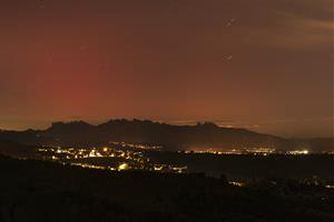 Espectacular cel aquesta nit amb aurora boreal mirant a Montserrat