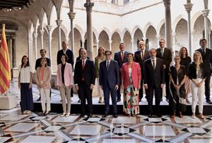 Fotografia oficial del nou Govern de Salvador Illa abans de la primera reunió aquest dimarts al Palau de la Generalitat. ACN / Nico Tomás