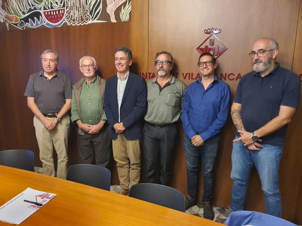 FranCisco Romero, amb els membres de Pro Vegueria Penedès Jordi Sánchez, Jordi Cuyàs, Pep Solé, Jesús Terán i Txus Magallón. Ajuntament de Vilafranca