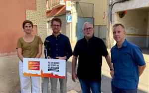 Imatge de la roda de premsa d'ERC Vilafranca davant la comissaria de la policia local. Eix