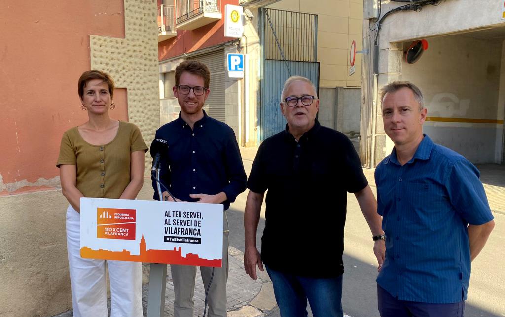 Imatge de la roda de premsa d'ERC Vilafranca davant la comissaria de la policia local. Eix