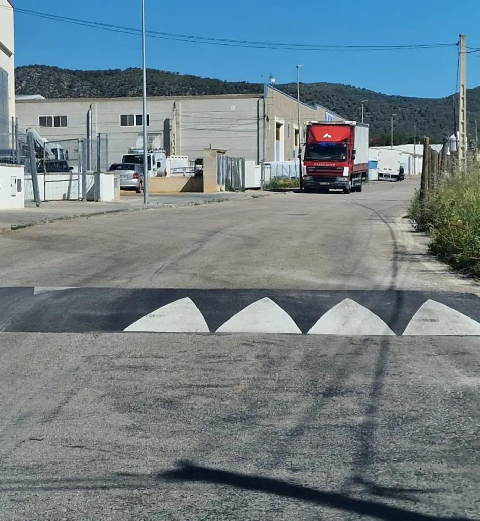 Imatge de les bandes sonores instal·lades en un polígon industrial de Llorenç del Penedès al maig per evitar les curses. Ajuntament de Llorenç