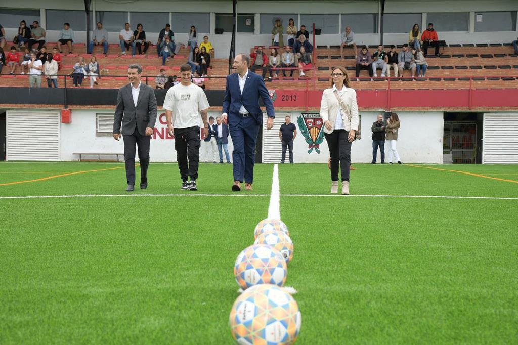 Inauguració de la nova gespa del camp de futbol del CE Vendrell. Eix