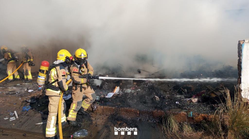 Incendi en una nau abandonada a Sant Pere de Ribes. Bombers