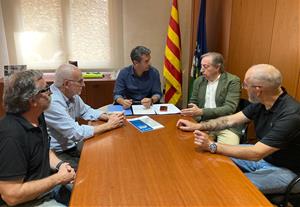 Kenneth Martínez amb els representants de Pro Vegueria Penedès . Eix