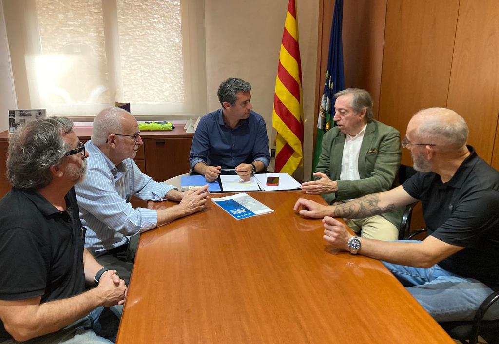 Kenneth Martínez amb els representants de Pro Vegueria Penedès . Eix