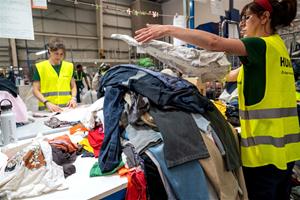 La Bisbal del Penedès recicla més de 14.000 peces de roba i redueix la seva petjada de carboni. Ajt La Bisbal del Penedès