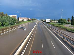 La C-32 inundada. Bombers de la Generalitat