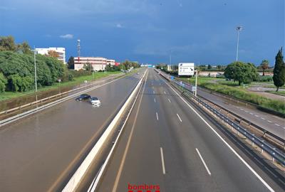 La C-32 inundada. Bombers de la Generalitat