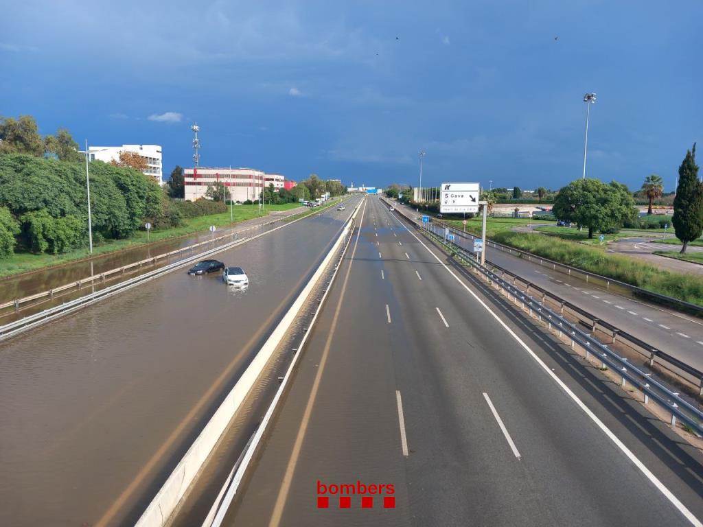 La C-32 inundada. Bombers de la Generalitat