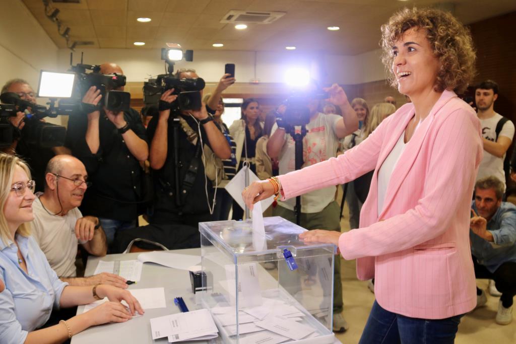 La candidata del PP a les eleccions europees, Dolors Montserrat, votant a Sant Sadurní d'Anoia.. ACN