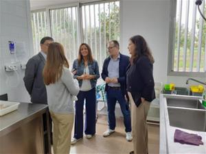 La consellera Esther Niubó s'ha reunit amb el govern municipal i ha visitat les escoles Arjau i Llebetx. Ajuntament de Vilanova