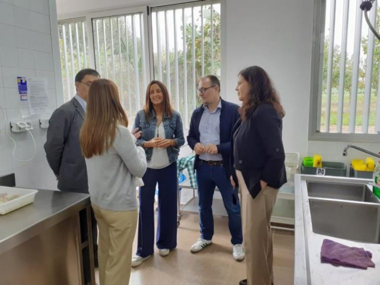 La consellera Esther Niubó s'ha reunit amb el govern municipal i ha visitat les escoles Arjau i Llebetx. Ajuntament de Vilanova