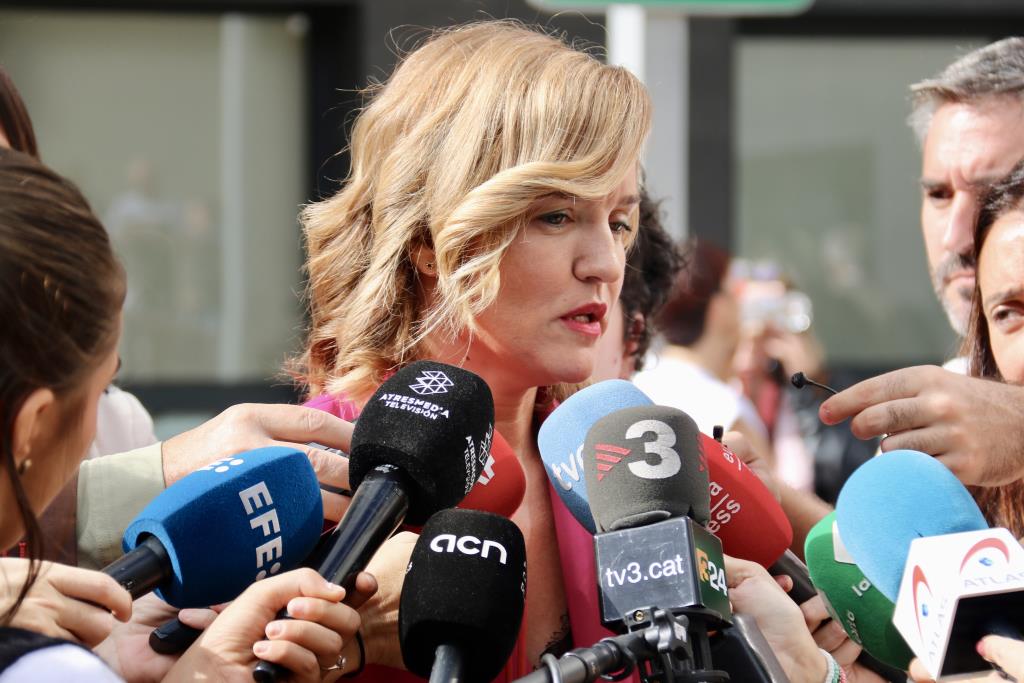 La ministra d'Educació, Pilar Alegría, en una visita a Santa Coloma de Gramenet. ACN / Albert Segura