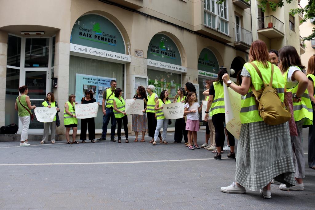 La plantilla del Consell Comarcal del Baix Penedès exigeix que se'ls equiparin els salaris a la resta d'administracions. ACN