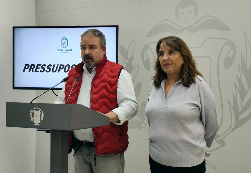 La regidora de Comuns Yolanda López i el regidor d'Hisenda Baltasar Santos (PSC). Eix