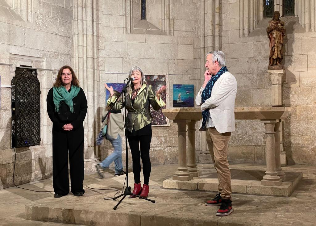 La regidora Sra. Angels Dalmau Soler, l'artista Jocelyne Marmottan i el crític d'art Isidre Roset a la capella de Sant Joan. Eix