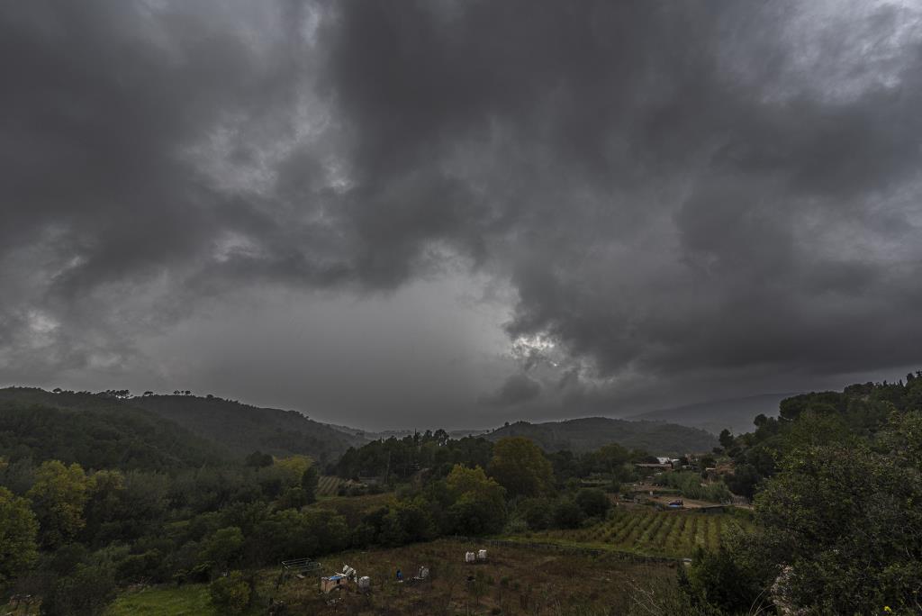 La tempesta acostant-se pel SW aquesta tarda des de Sant Quintí de Mediona. Xavi Navas