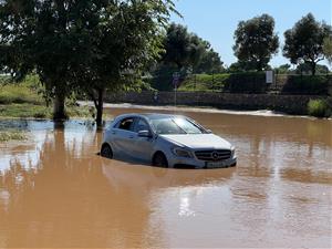 La tempesta deixa petites inundacions a Sitges i diversos cotxes arrossegats per la riera de Ribes. ACN