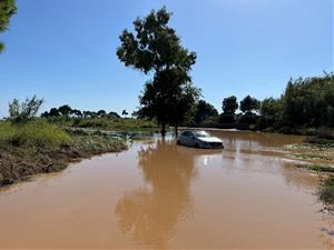 La tempesta deixa petites inundacions a Sitges i diversos cotxes arrossegats per la riera de Ribes