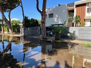 La tempesta deixa petites inundacions a Sitges i diversos cotxes arrossegats per la riera de Ribes