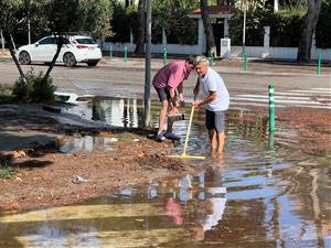 La tempesta deixa petites inundacions a Sitges i diversos cotxes arrossegats per la riera de Ribes