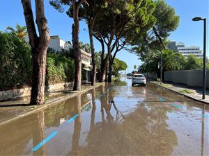 La tempesta deixa petites inundacions a Sitges i diversos cotxes arrossegats per la riera de Ribes