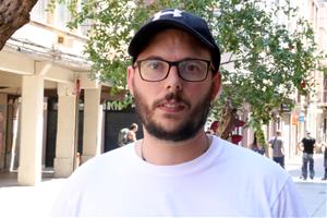 L’activista Adrián Sas, condemnat a tres anys i mig de presó, celebra l’amnistia que li acaba de concedir l’Audiència de Barcelona