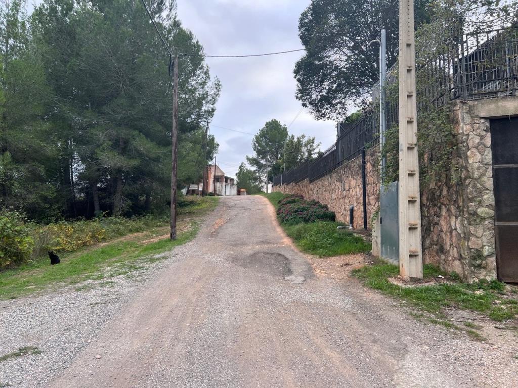 L'Ajuntament de La Bisbal aprova un contracte per arranjar diversos camins i carrers . Ajuntament de la Bisbal