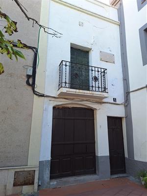 L’Ajuntament de la Bisbal del Penedès adquirirà una casa de la plaça Major per destinar-la a museu. Ajt La Bisbal del Penedès