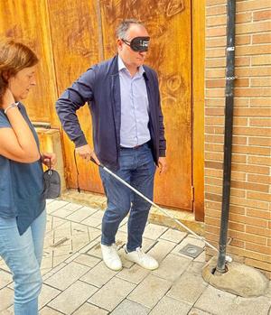 L'alcalde de Vilanova i la Geltrú es posa a la pell d'una persona cega en un passeig per la ciutat. ONCE