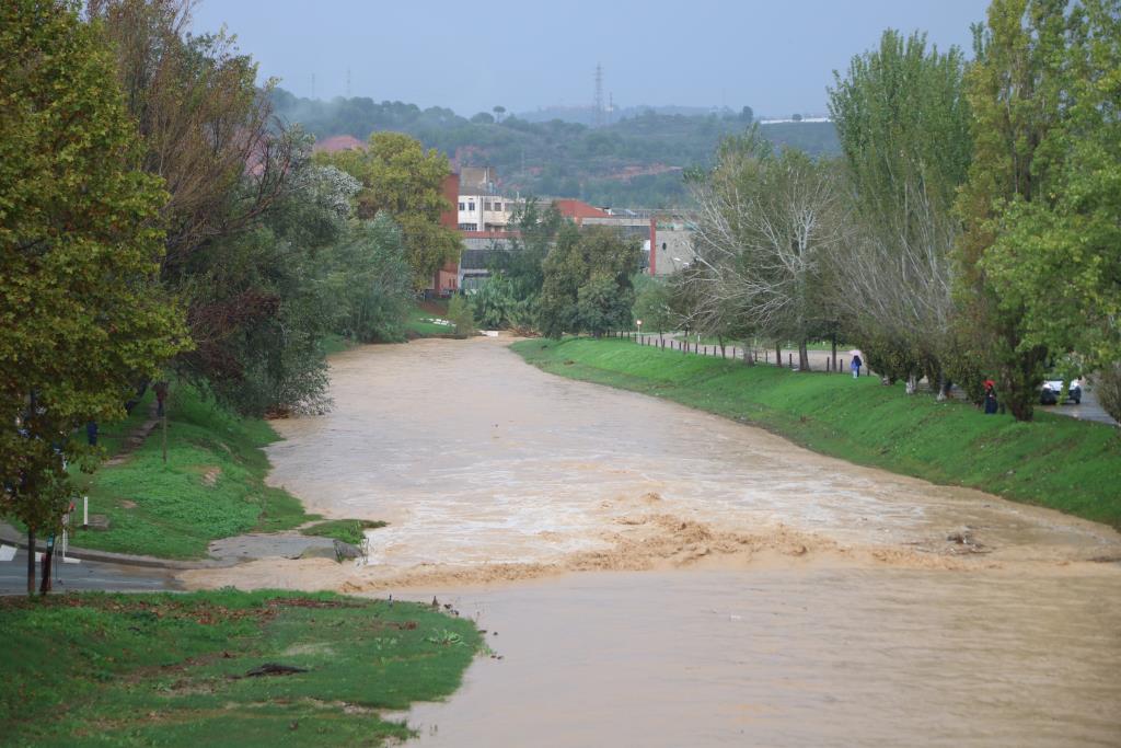 L'Anoia baixa amb força pel seu pas per Martorell i el municipi tanca el cementiri per prevenció. ACN