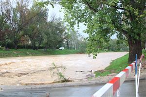 L'Anoia baixa amb força pel seu pas per Martorell i el municipi tanca el cementiri per prevenció