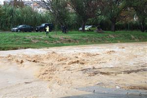 L'Anoia baixa amb força pel seu pas per Martorell i el municipi tanca el cementiri per prevenció