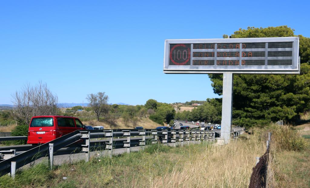 L'AP-7 estrena la limitació de la velocitat a 100 km/h a l'àrea de Subirats en les operacions retorn. ACN