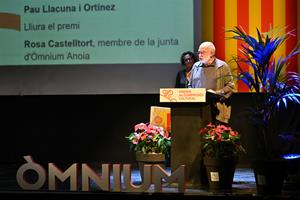 L’Ateneu d’Igualada s’omple per homenatjar Pau Llacuna i el Cau Caresmar-Salvà, guanyadors dels Premis al Compromís Cultural