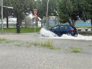 Les pluges inunden trams de la C-32, que es manté tallada entre Castelldefels i Sant Boi de Llobregat