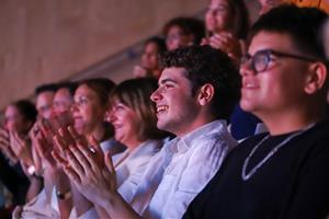 Les Roquetes es volca amb l’actor local David Parra en l’estrena de la pel·lícula Amor platónico. Ajt Sant Pere de Ribes