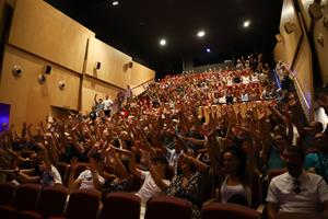 Les Roquetes es volca amb l’actor local David Parra en l’estrena de la pel·lícula Amor platónico