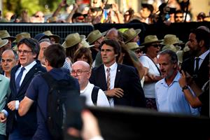 L'expresident Carles Puigdemont, seguit del seu advocat, Gonzalo Boye, arribant a l'escenari de Lluís Companys. ACN / Jordi Borràs